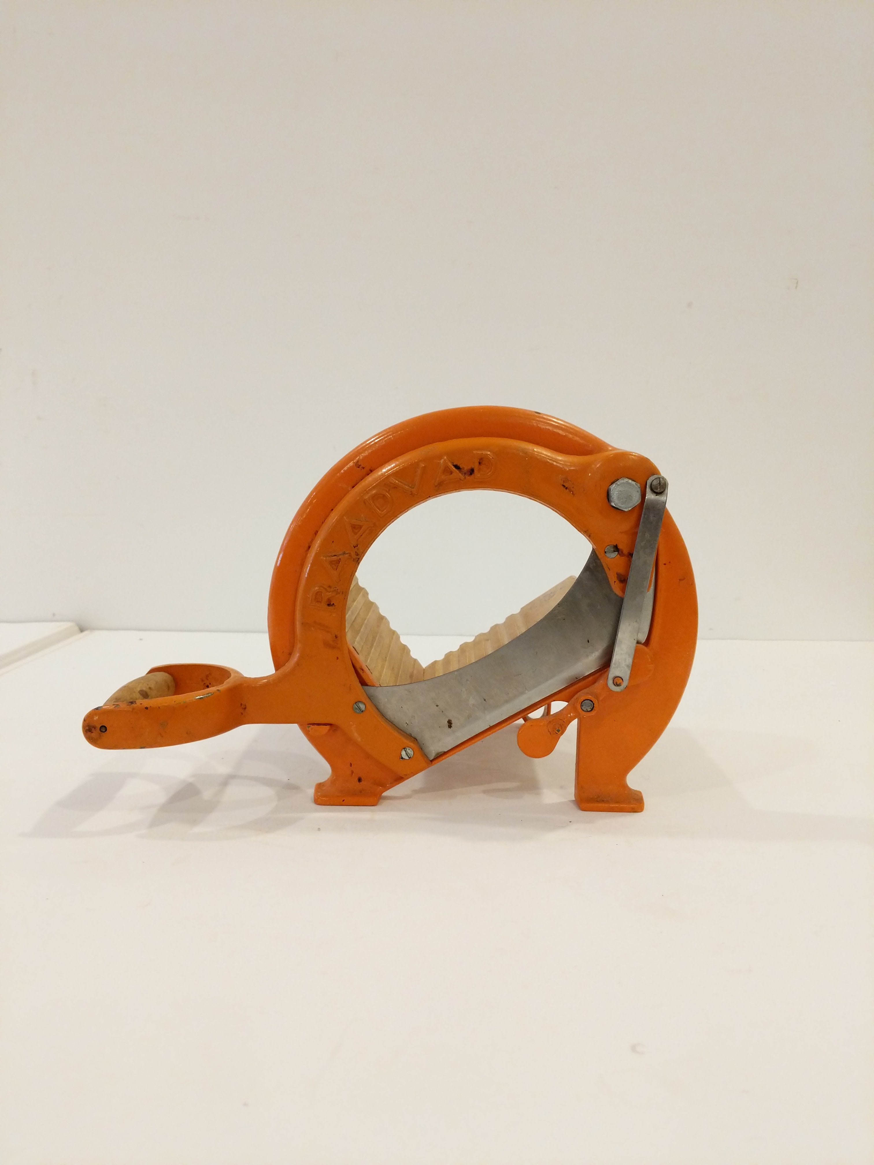 RAADVAD bread slicer / cutter - Orange/red Breadcutter. 2024 Made in Denmark 1970s