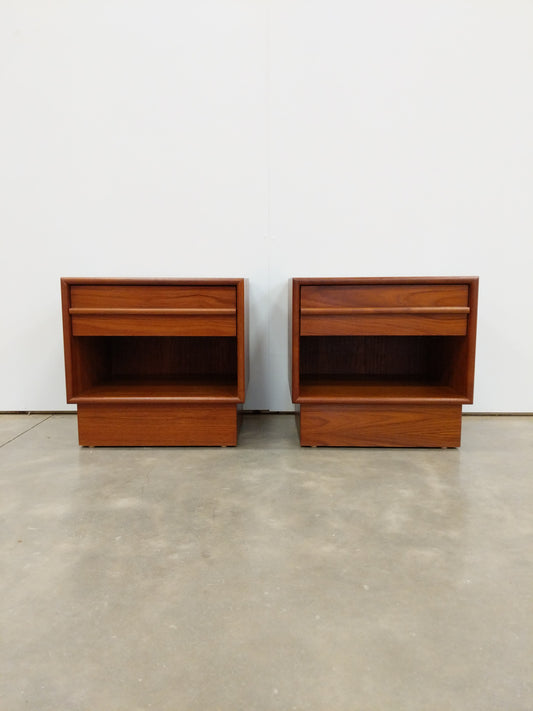 Pair of Vintage Mid Century Modern Teak Nightstands by Inter-Continental-Design