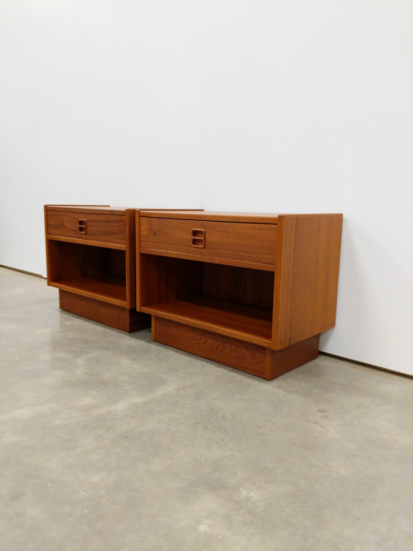 Pair of Vintage Mid Century Modern Teak Nightstands